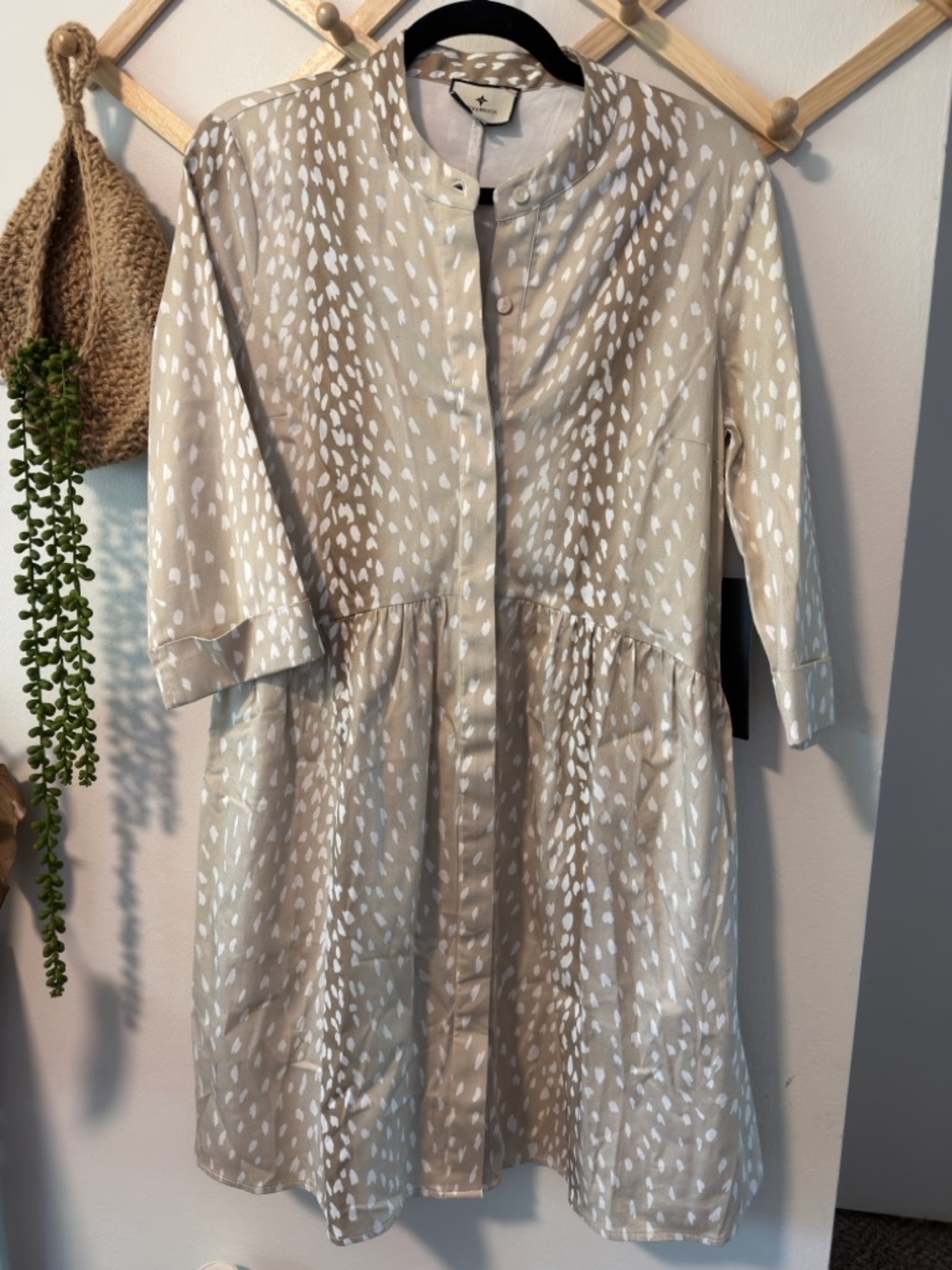 Tuckernuck Antelope Royal Shirt Dress Size S Tan White Animal Print - Picture 2 of 7